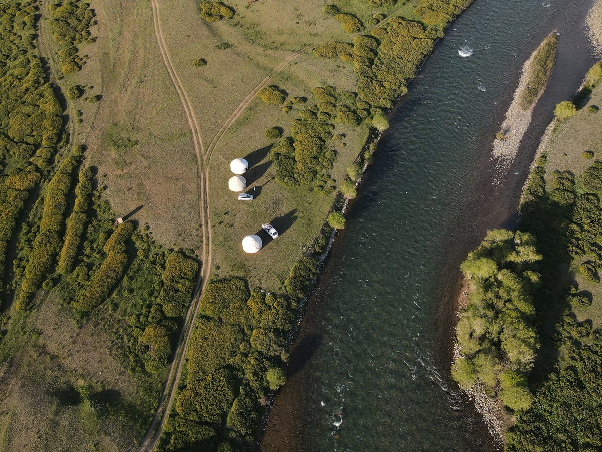 Camp de yourtes en bord de rivière, vallée de Suusamyr, Kirghizistan