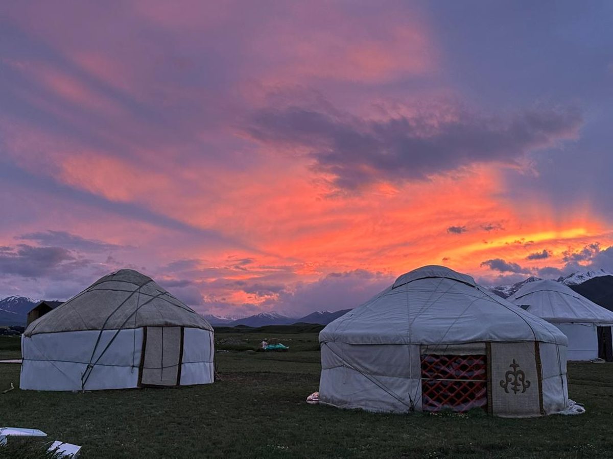 Yourtes au coucher de soleil dans la vallée de Suusamyr