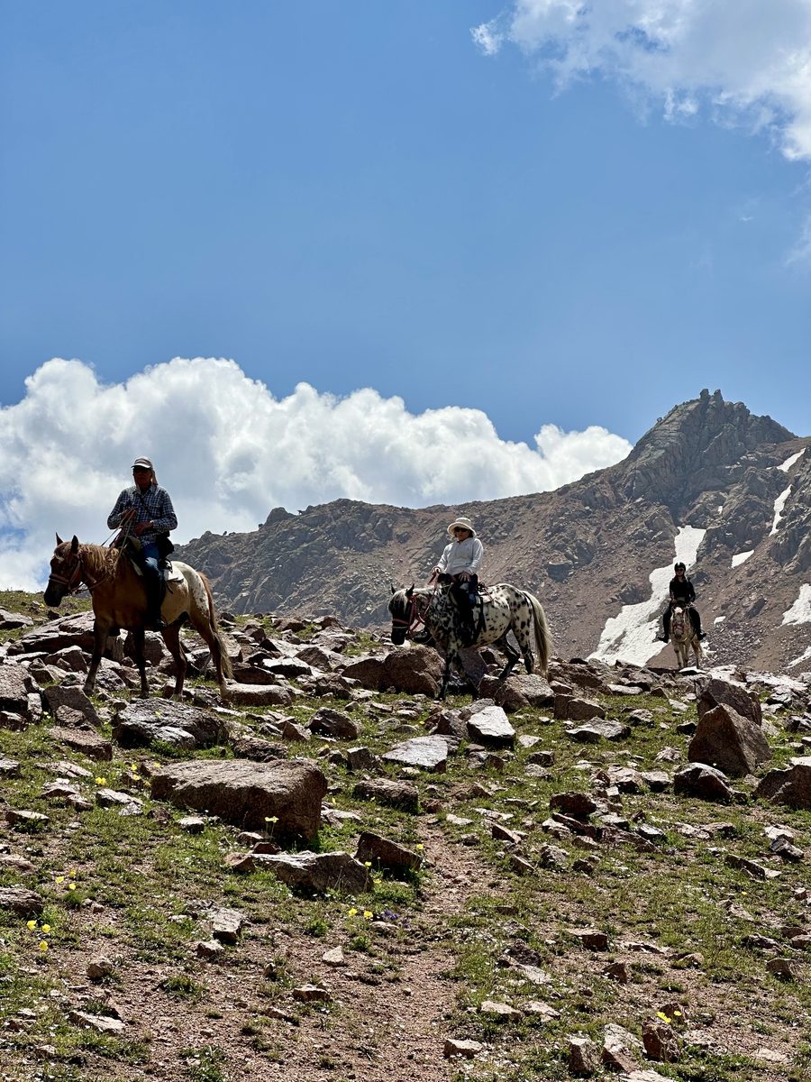 Cavaliers sur terrain rocheux en altitude, col Suusamyr