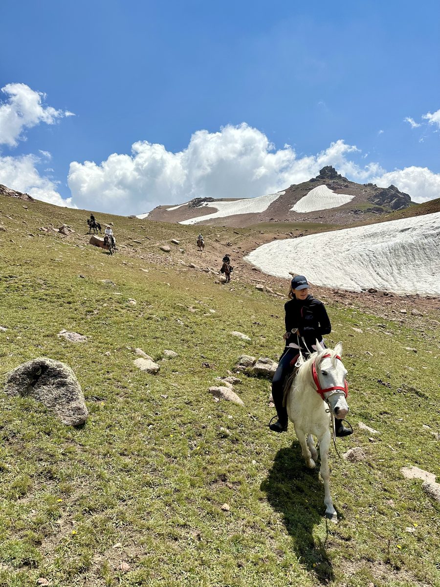 Descente à cheval du col enneigé, Tien-Shan occidental
