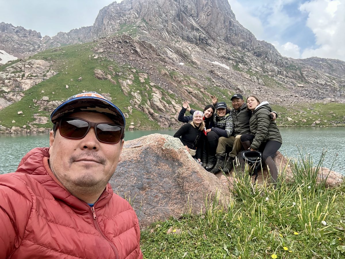 Groupe de voyageurs au bord du lac Boru Korboz, Kirghizistan