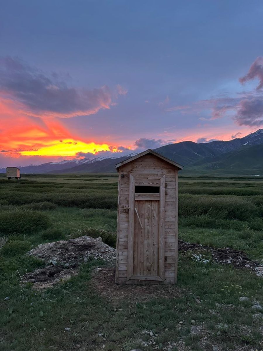 Coucher de soleil sur la vallée de Suusamyr, Kirghizistan