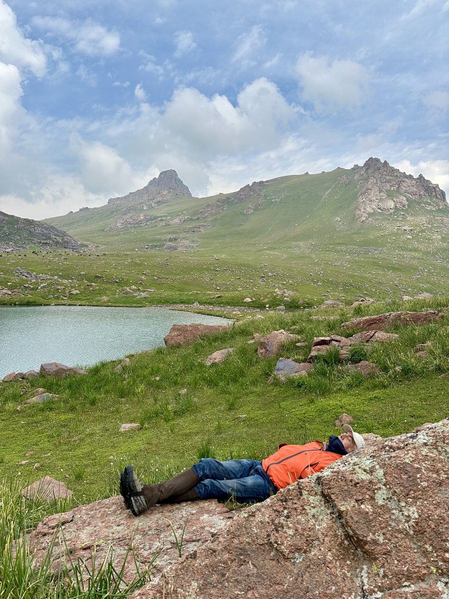 Guide au repos au bord d'un lac glaciaire, Kirghizistan