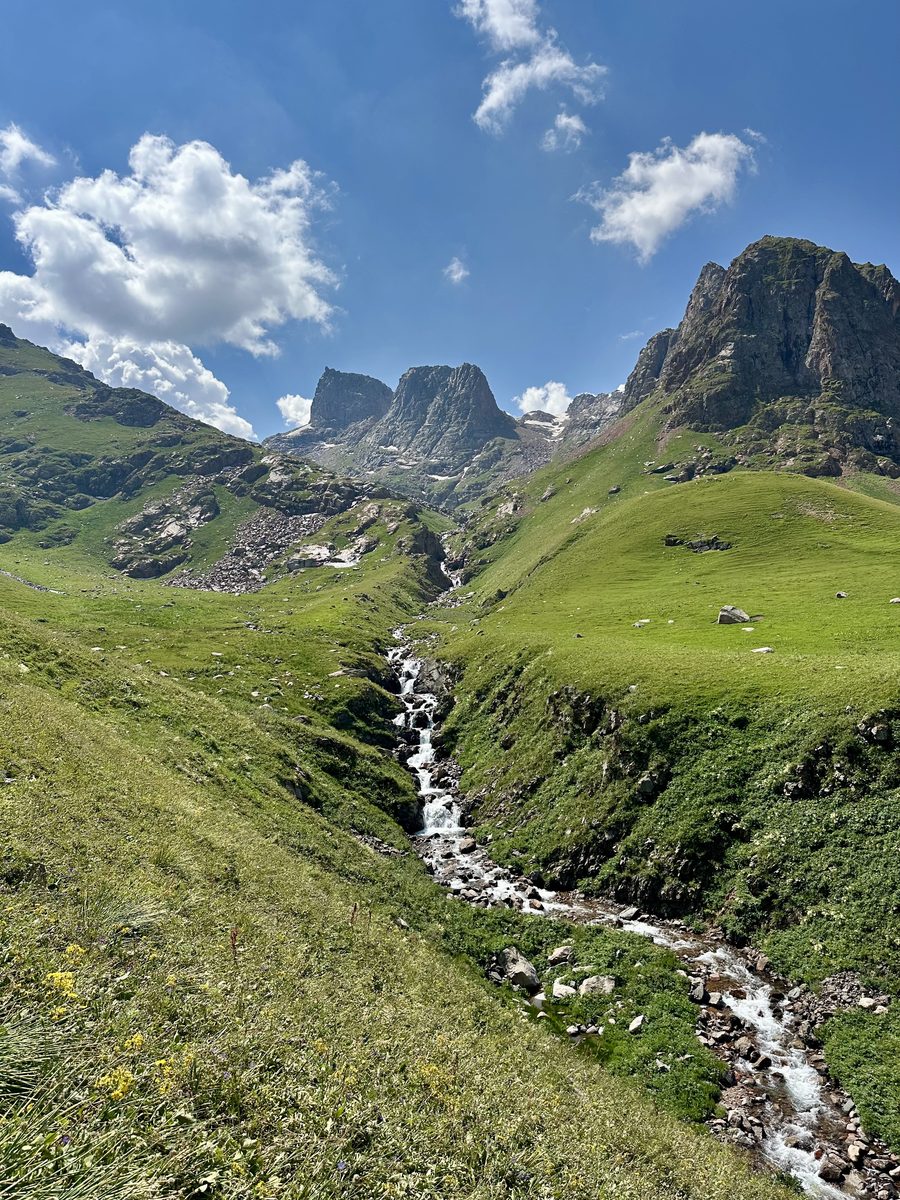 Torrent glaciaire et sommets du Tien-Shan, vallée de Suusamyr