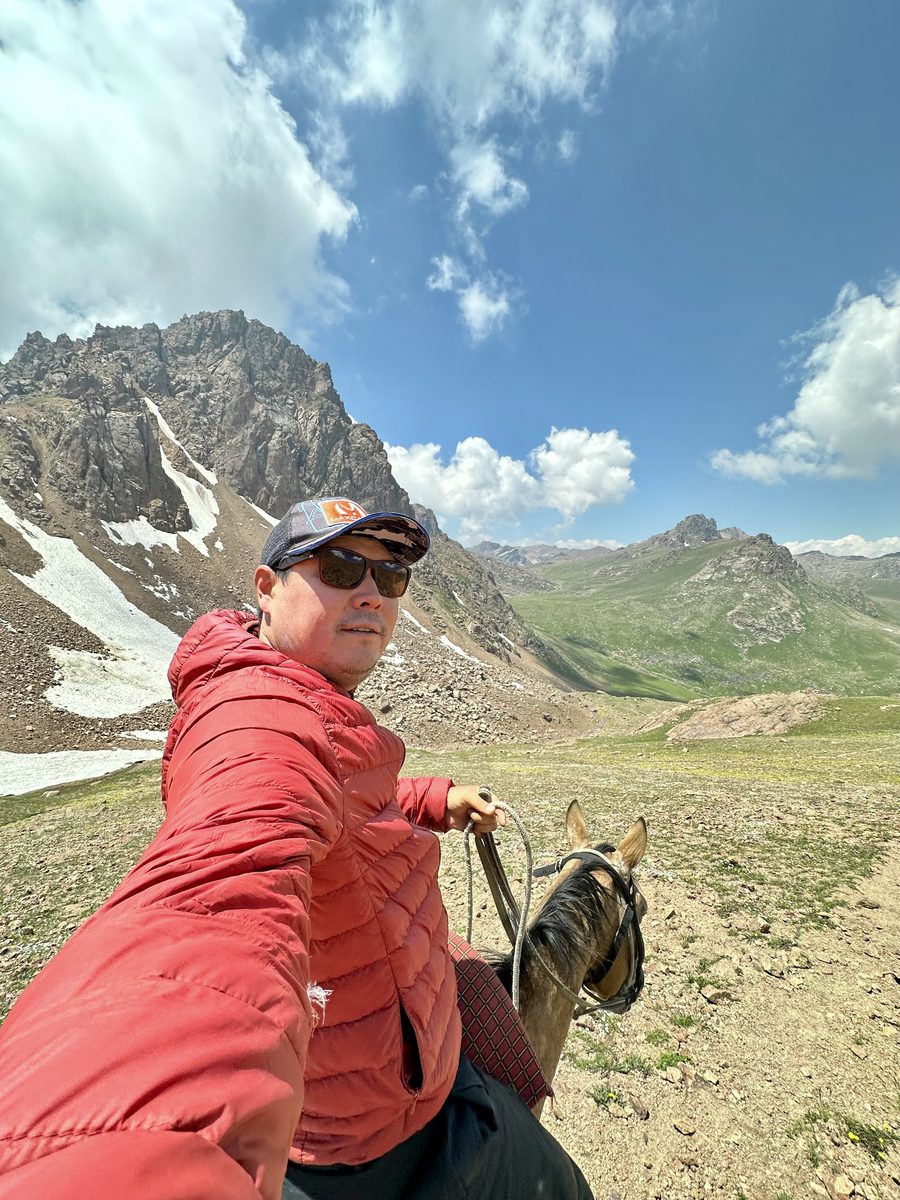 Guide kirghiz en selfie à cheval au col, Suusamyr