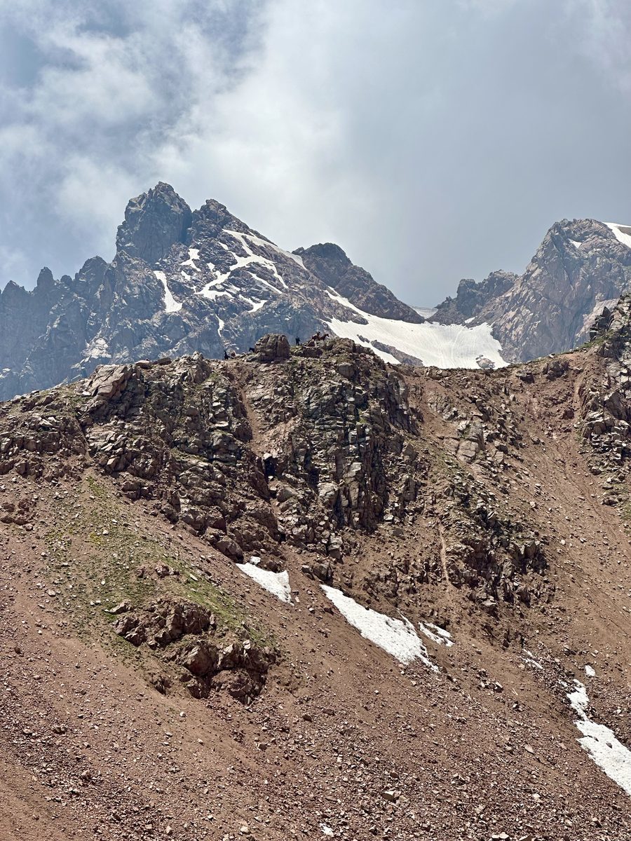 Col rocheux enneigé du Tien-Shan, randonnée à cheval Kirghizistan
